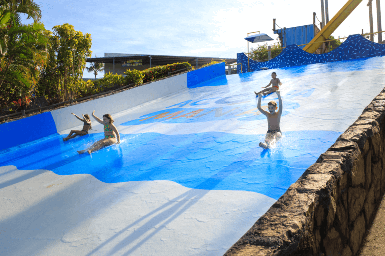 Aniversário em parque aquático saiba como preparar uma festa animada | menina rindo | Acquamania