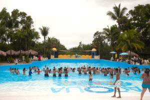 Pessoas se divertindo em um parque aquático na chuva tempo nublado