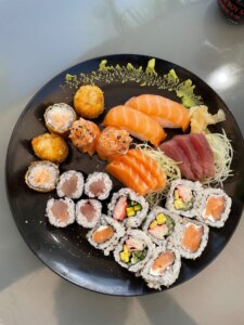 Prato com diversas peças de sushi do restaurante Kymai Sushi no Acquamania