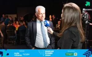 Marco Azevedo dando entrevista para a Rede Vitória