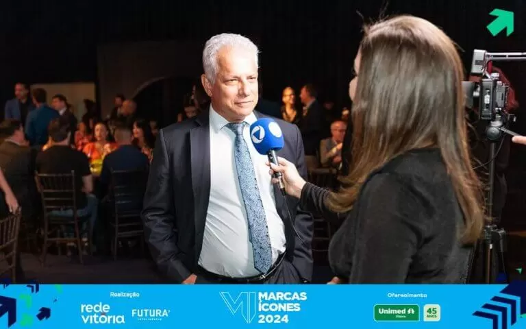 Marco Azevedo dando entrevista para a Rede Vitória