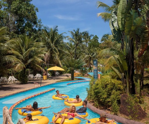 Turismo no Espírito Santo. Família se divertindo na Atração do Rio Lento, no Parque de diversão Aquático Acquamania em Guarapari - ES