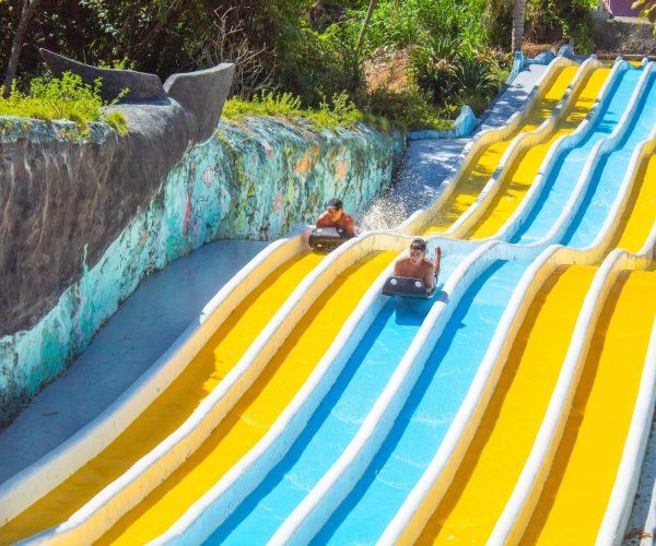 Turismo no Espírito Santo. Crianças se divertindo na Atração Splash, no Parque de diversão Aquático Acquamania em Guarapari - ES