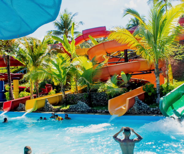 Turismo no Espírito Santo. Crianças se divertindo na Atração das Corredeiras, no Parque de diversão Aquático Acquamania em Guarapari - ES