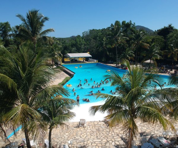 Turismo no Espírito Santo. Crianças se divertindo na Atração da Piscina de Ondas, no Parque de diversão Aquático Acquamania em Guarapari - ES