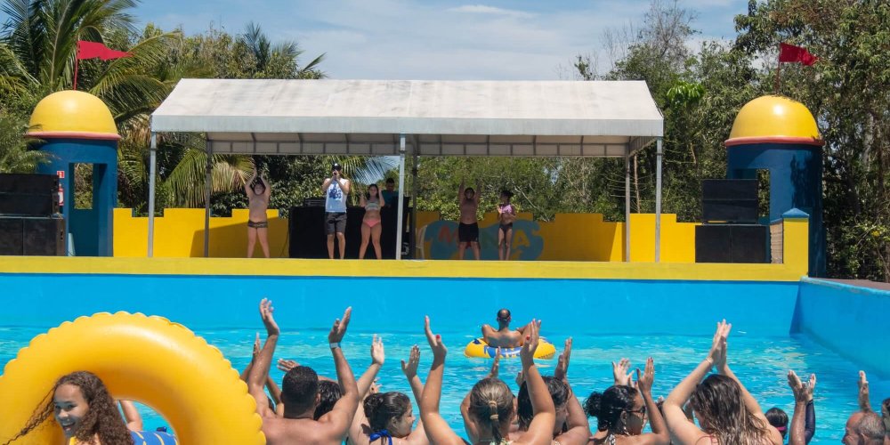 Excursão em parque aquático: tudo o que você precisa saber! | Pessoas se divertindo na piscina de Ondas | Acquamania