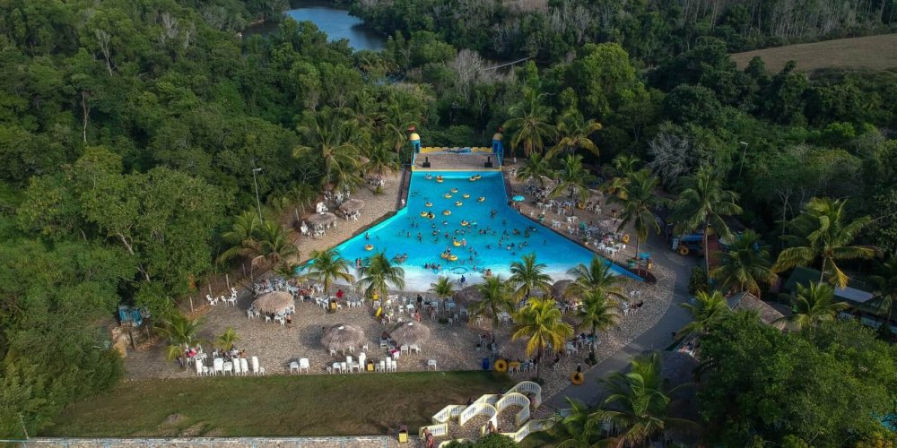 Parque aquático com praia-a melhor opção para as férias
