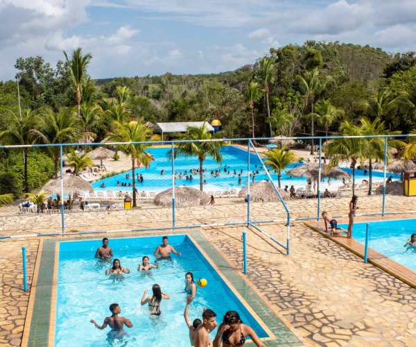 Turismo no Espírito Santo. Pessoas se divertindo na Atração do Biribol, no Parque de diversão Aquático Acquamania em Guarapari - ES