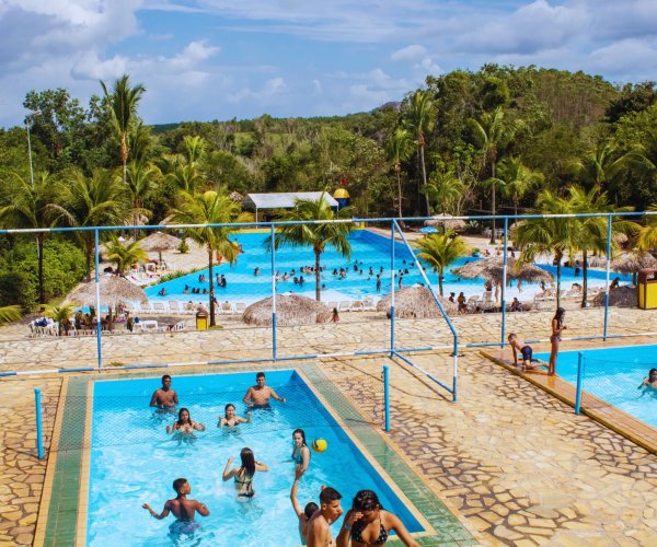 Turismo no Espírito Santo. Pessoas se divertindo na Atração do Biribol, no Parque de diversão Aquático Acquamania em Guarapari - ES