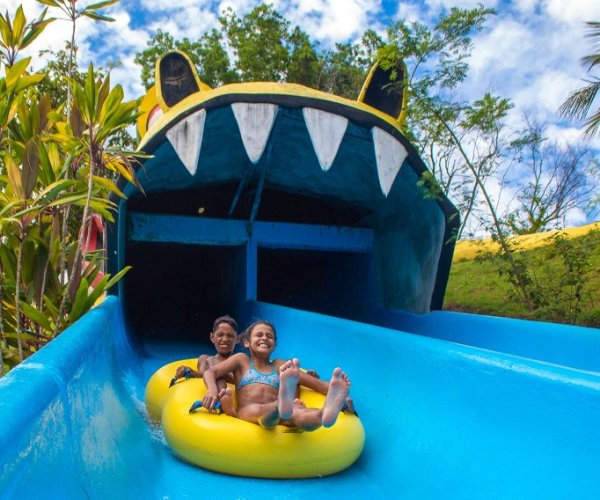 Turismo no Espírito Santo. Crianças se divertindo na Atração Super Crock, no Parque de diversão Aquático Acquamania em Guarapari - ES