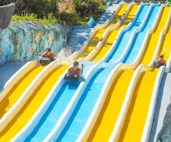 Turismo no Espírito Santo. Pessoas se divertindo na Atração Splash, no Parque de diversão Aquático Acquamania em Guarapari - ES