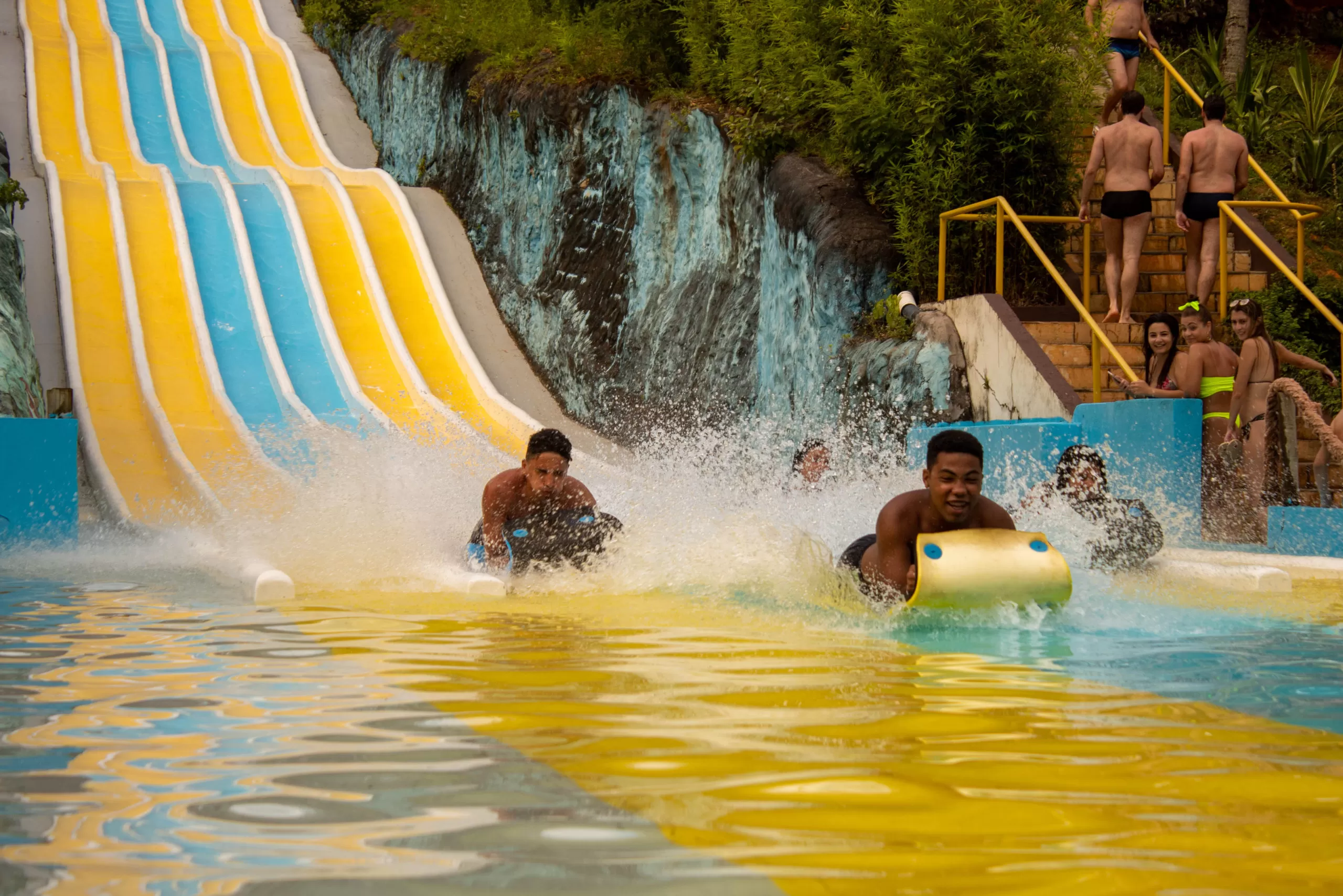 Crianças se divertindo na Atração Splash, no Parque Aquático Acquamania em Guarapari - ES