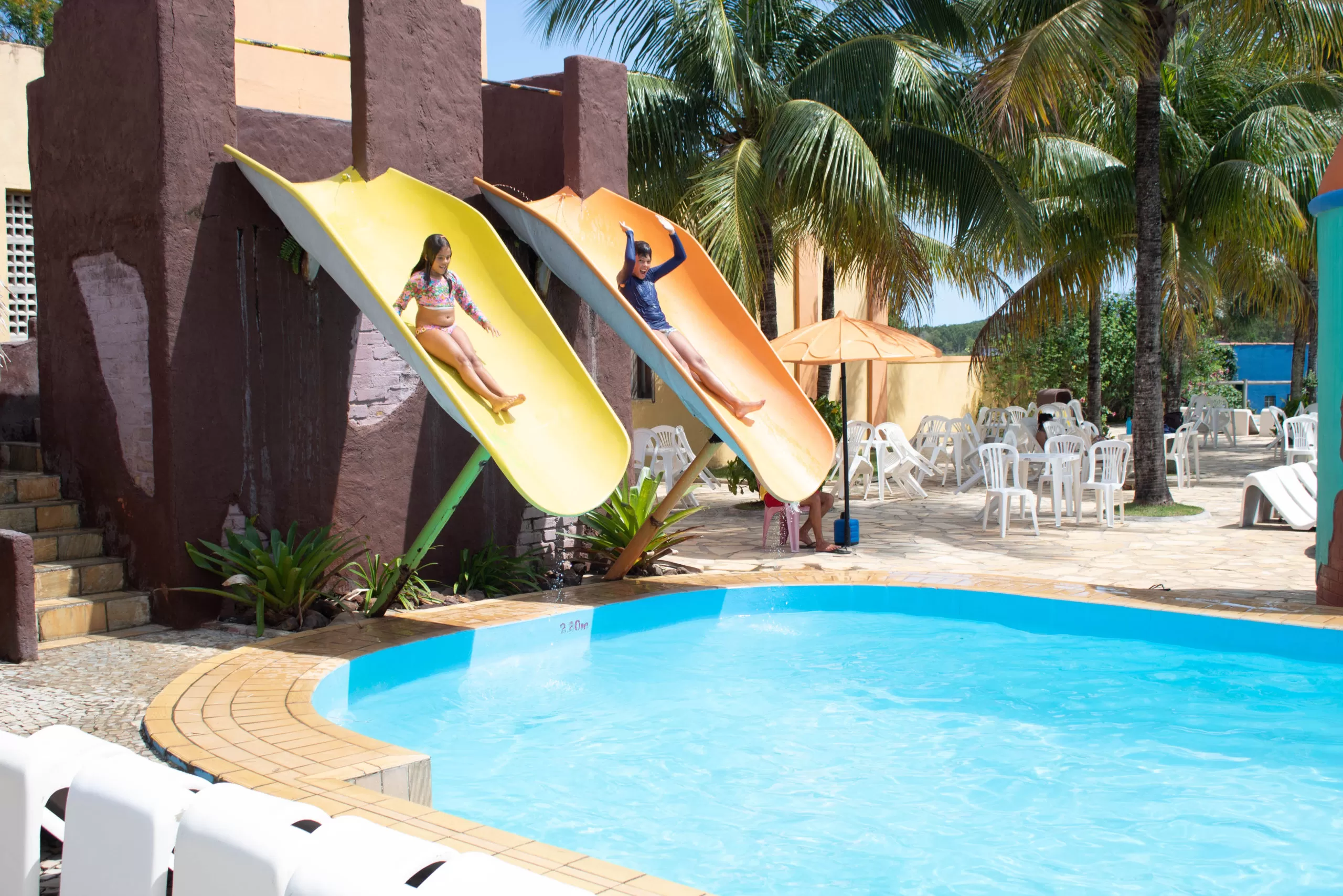 Turismo no Espírito Santo. Crianças se divertindo na Atração da Piscina do Forte, no Parque de diversão Aquático Acquamania em Guarapari - ES