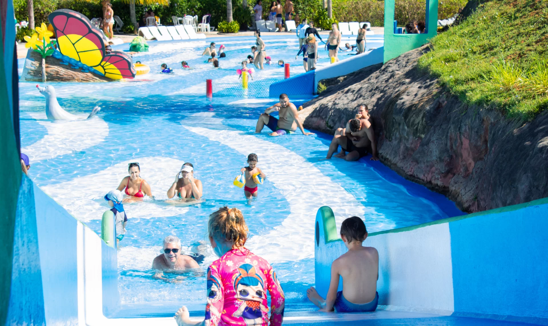 Turismo no Espírito Santo. Família feliz na Lagoa Mirim no Parque de Diversão AquátIco Acquamania em Guarapari - ES