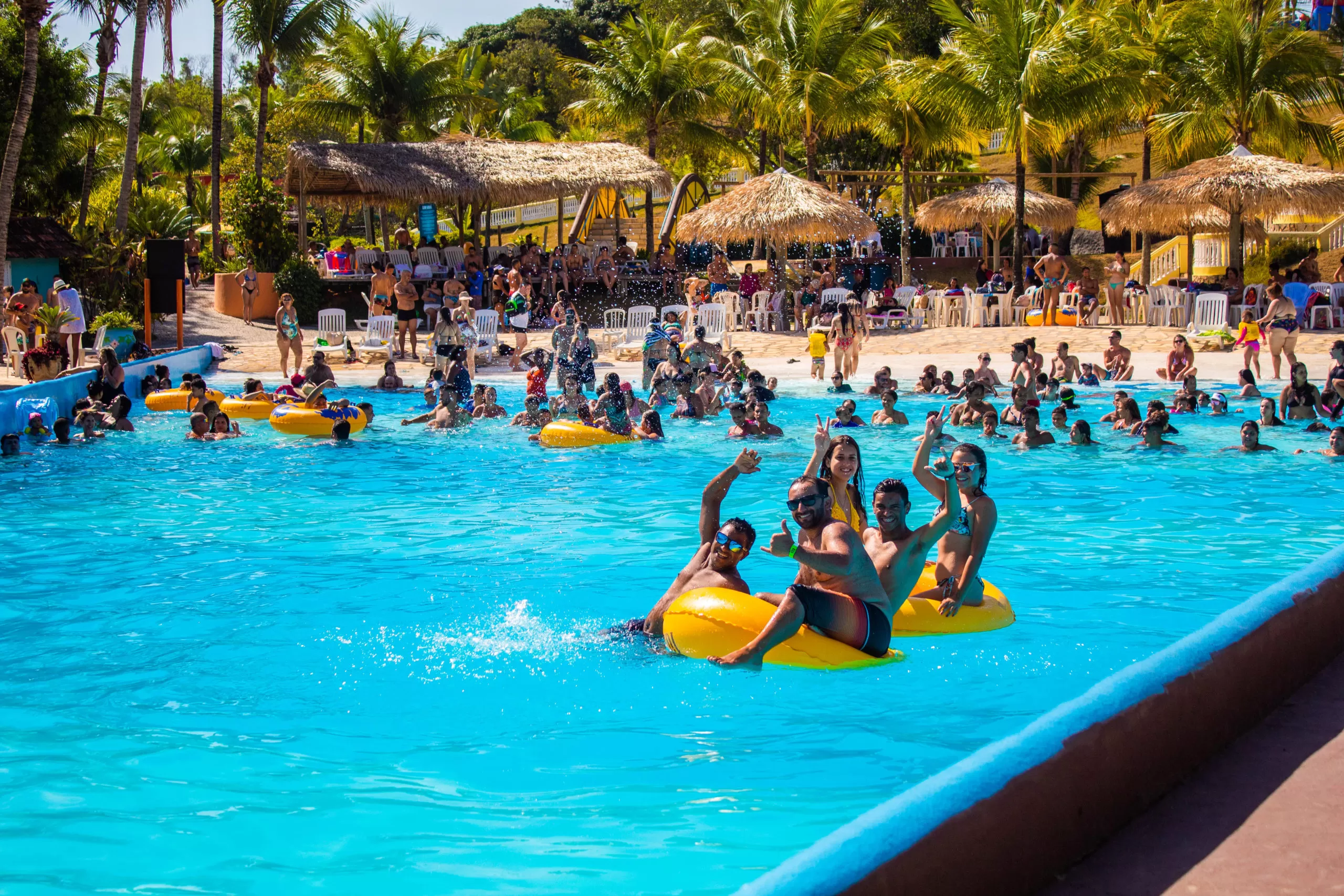 Turismo no Espírito Santo. Crianças se divertindo na Atração da Piscina de Ondas, no Parque de diversão Aquático Acquamania em Guarapari - ES