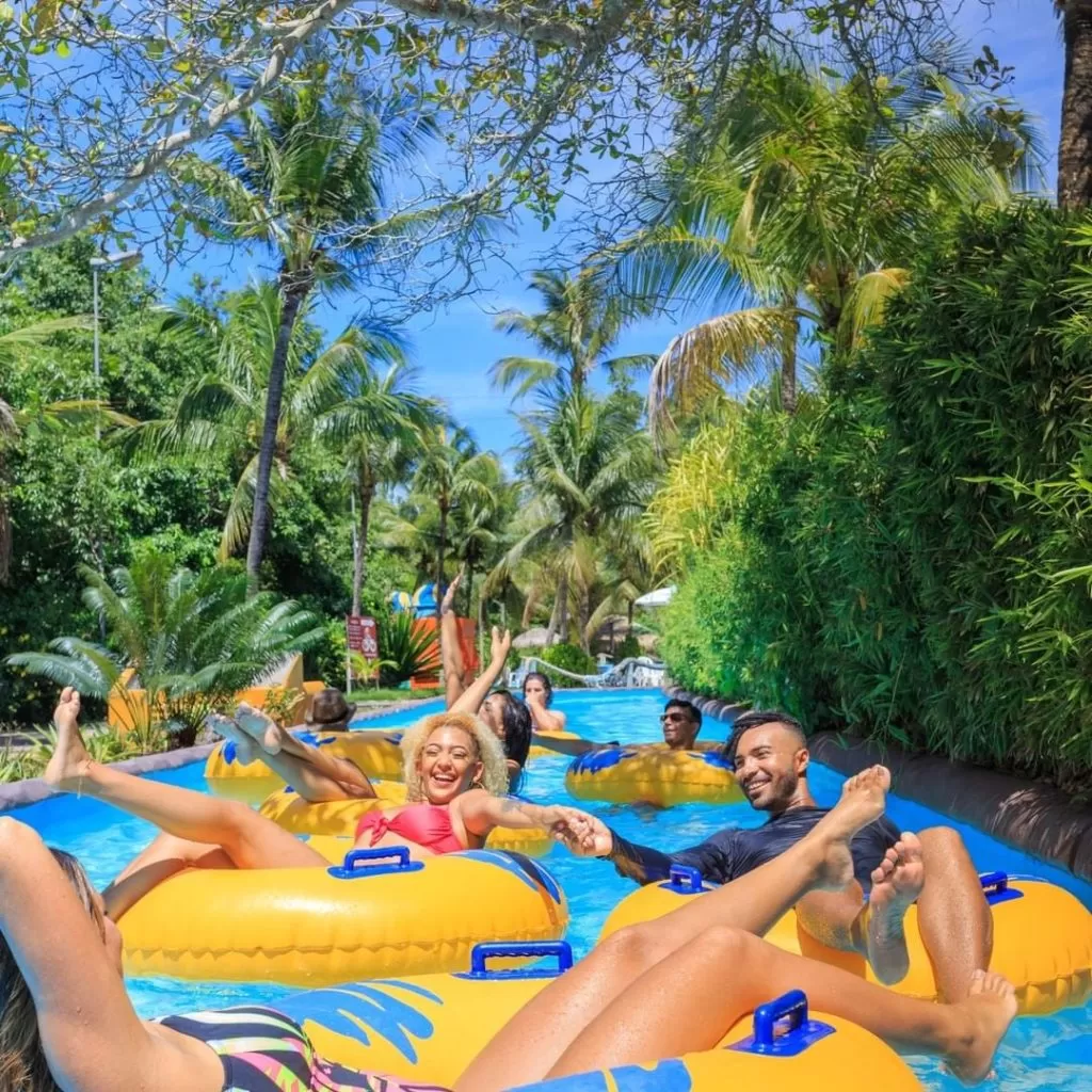 Turismo no Espírito Santo. Família se divertindo na Atração do Rio Lento, no Parque de diversão Aquático Acquamania em Guarapari - ES