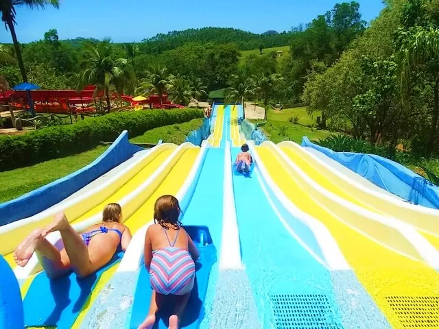 Turismo no Espírito Santo. Pessoas se divertindo na Atração Splash, no Parque de diversão Aquático Acquamania em Guarapari - ES