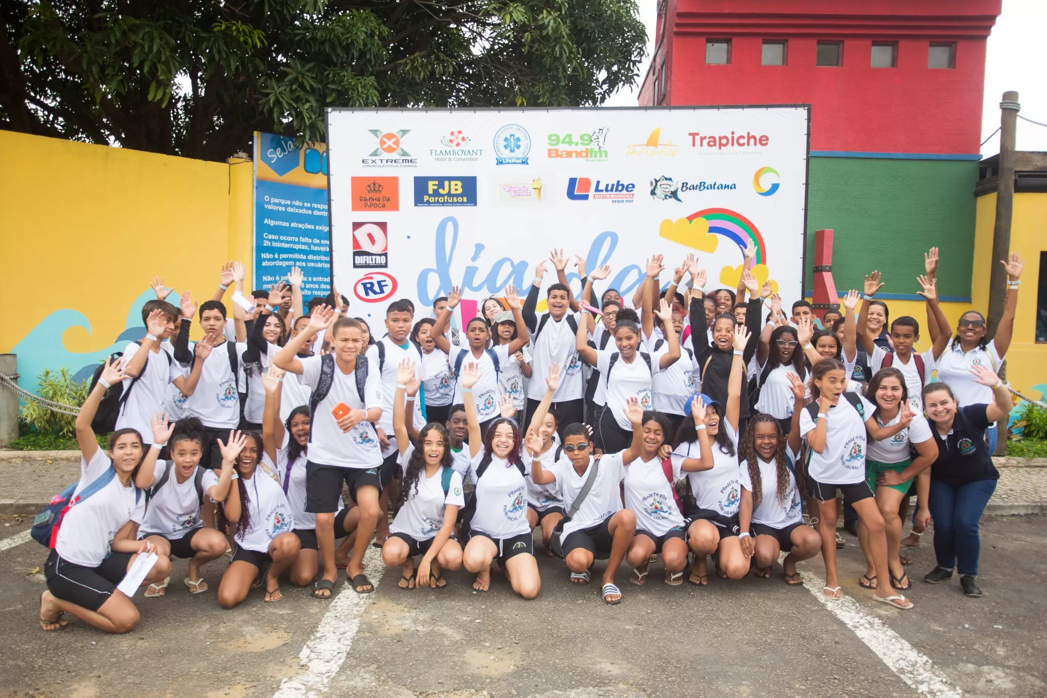 Crianças do projeto Dia da Alegria se divertindo no Parque Aquático Acquamania em Guarapari - ES