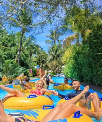 Turismo no Espírito Santo. Família se divertindo na Atração do Rio Lento, no Parque de diversão Aquático Acquamania em Guarapari - ES