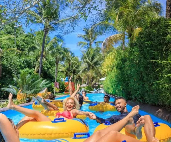 Turismo no Espírito Santo. Família se divertindo na Atração do Rio Lento, no Parque de diversão Aquático Acquamania em Guarapari - ES