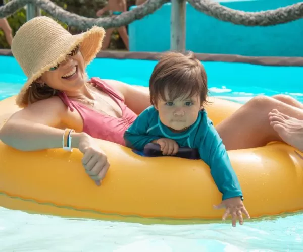 Turismo no Espírito Santo. Família feliz no Parque Aquático de Diversão do Acquamania em Guarapari - ES